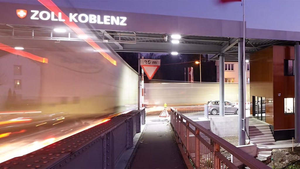 Das Bild zeigt den Schweizer Zoll in Koblenz bei Nacht.