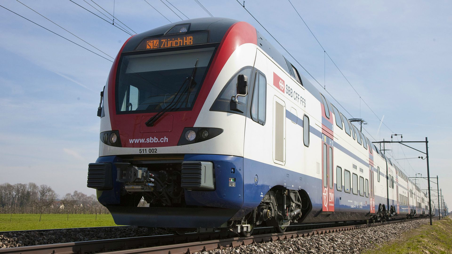 L'immagine mostra un treno a due piani delle FFS.