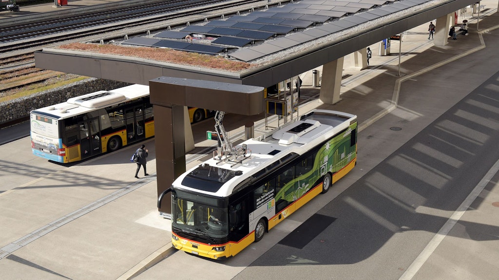 The picture shows an electric Postbus at Brugg railway station.