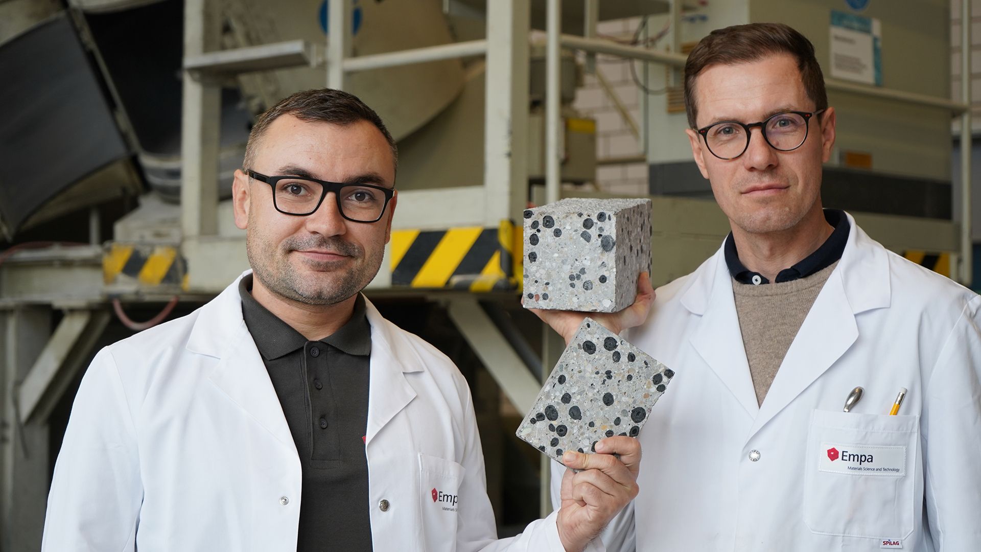 Nikolais Toropova (li.) und Mateusz Wyrzykowski (re.) forschen an den Möglichkeiten, CO2 in Baumaterialien einzusetzen und damit langfristig zu speichern.