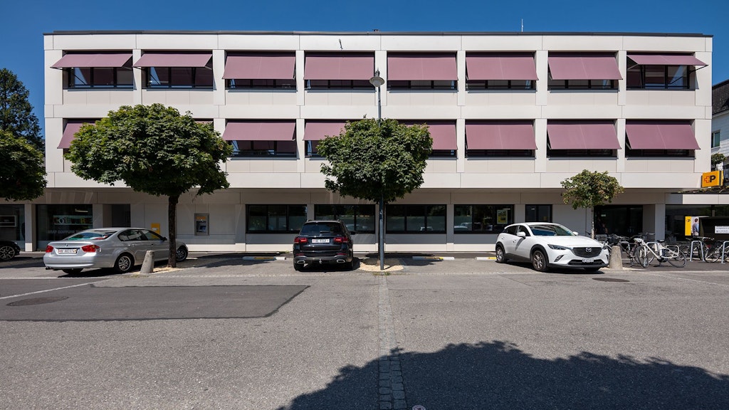 Le bâtiment du bureau de poste de Nidau a été assaini sur le plan énergétique dans le cadre de l’initiative « Casa verde ». Des bâtiments à haute efficacité énergétique constituent pour la Poste un levier essentiel sur la voie du zéro émission nette.