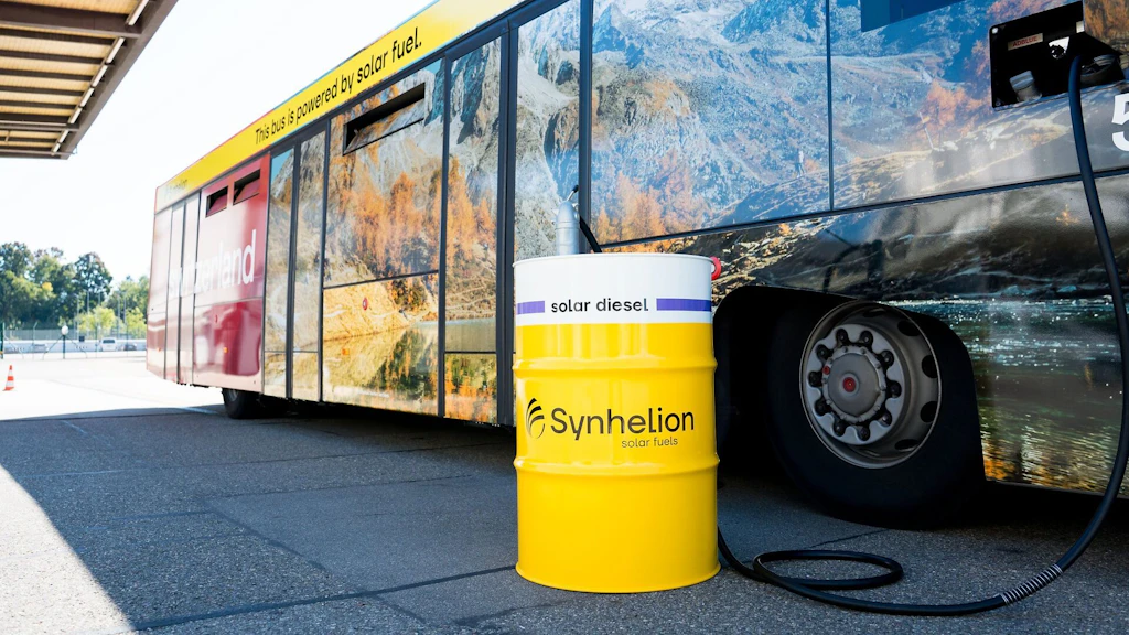 Solar-Diesel betriebener Passagierbus am Flughafen Zürich.
