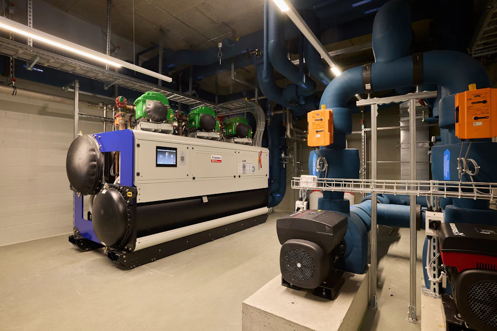 Technikraum im Marie-Colinet-Haus mit Kältemaschine samt integrierter Abwärmenutzung.