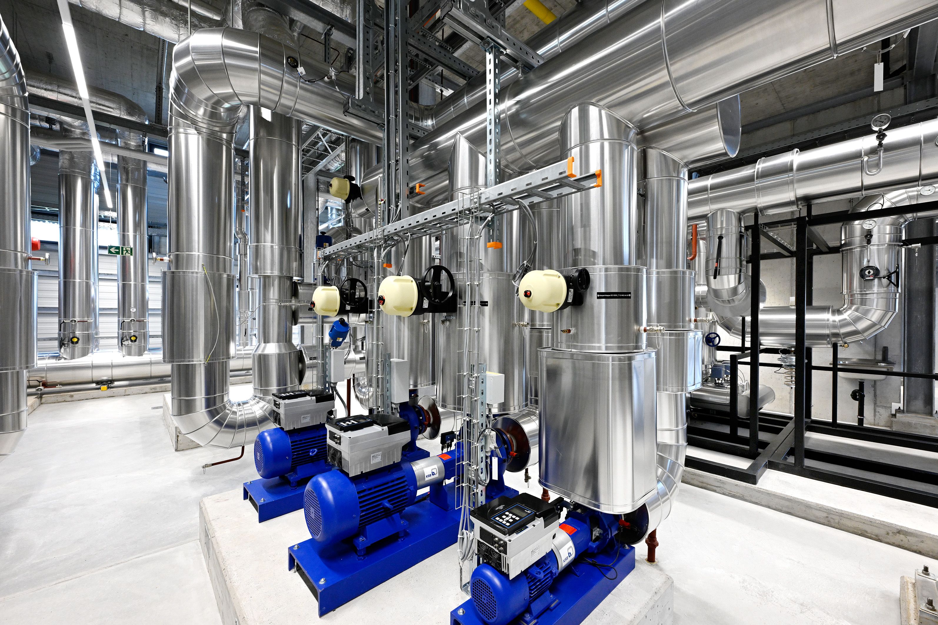 Die Netzpumpen (blau) versorgen die verschiedenen Versorgungsäste druckgesteuert.