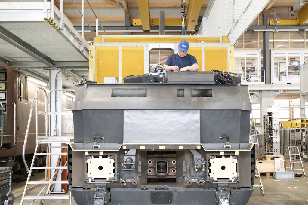 Un collaborateur de BLS effectue des travaux de réparation sur une locomotive.