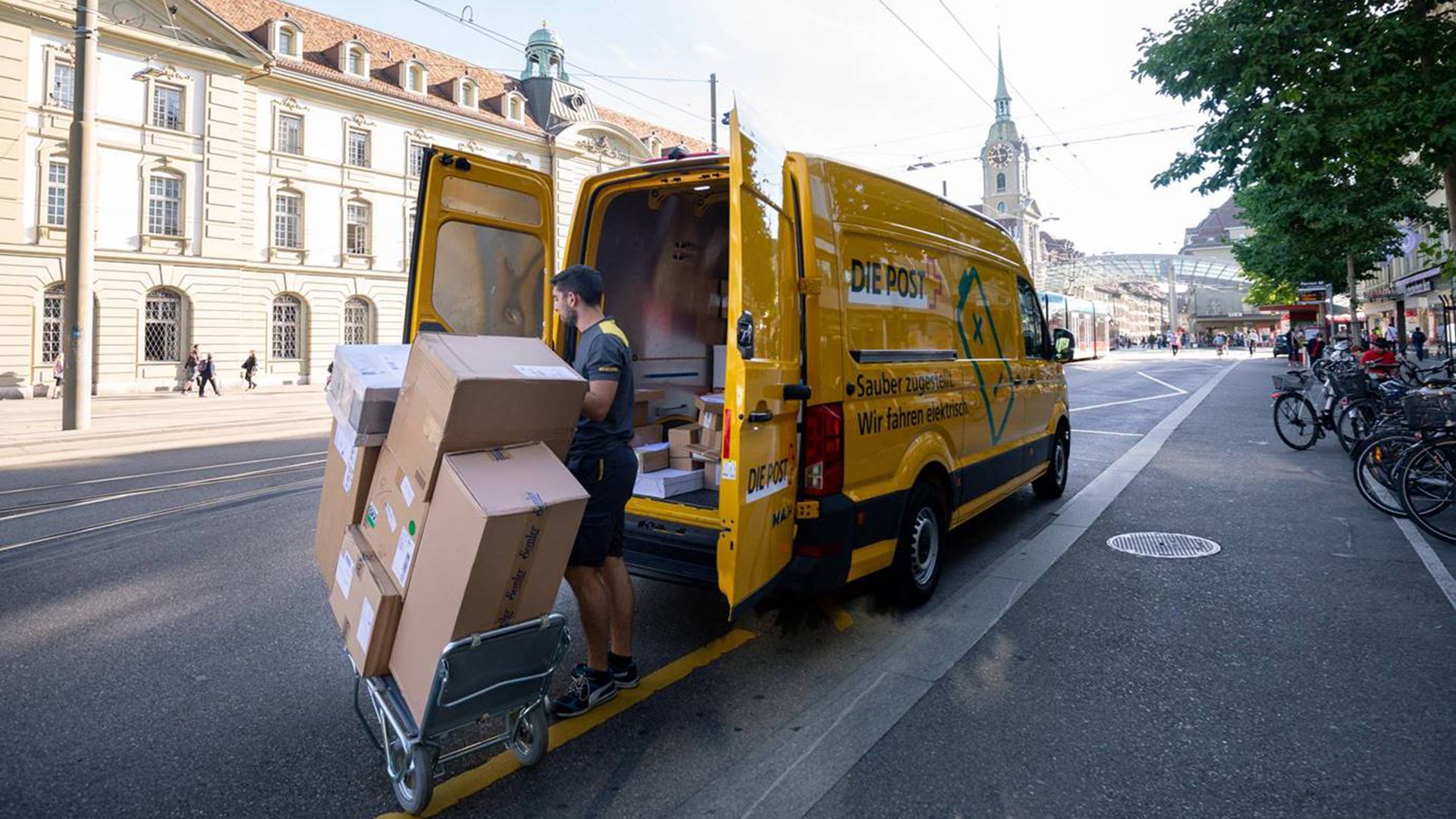 L'image montre un véhicule de livraison de la Poste suisse.