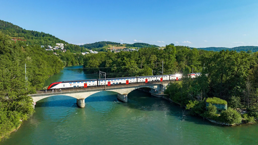 L'image montre un train à deux étages des CFF.