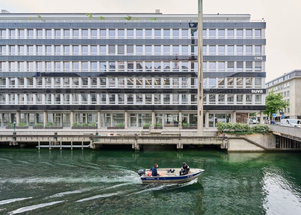 L'immagine mostra un complesso residenziale Suva ad alta efficienza energetica a Bulle.