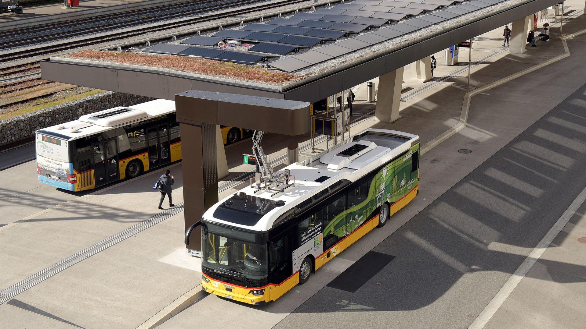 L'immagine mostra un autobus elettrico alla stazione ferroviaria di Brugg.