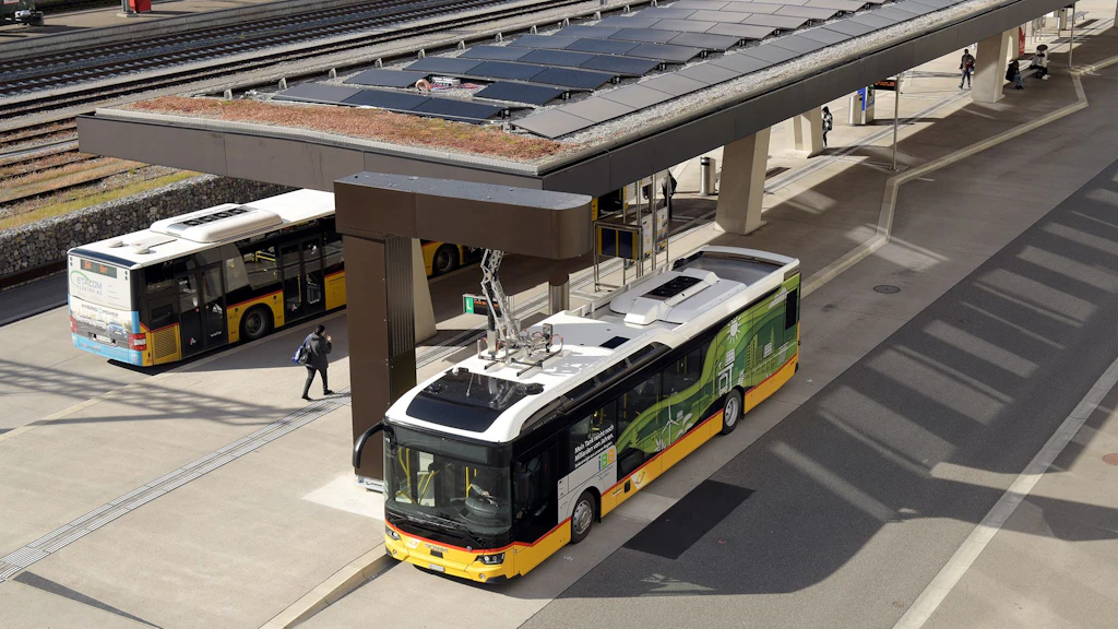 L'immagine mostra un autobus elettrico alla stazione ferroviaria di Brugg.