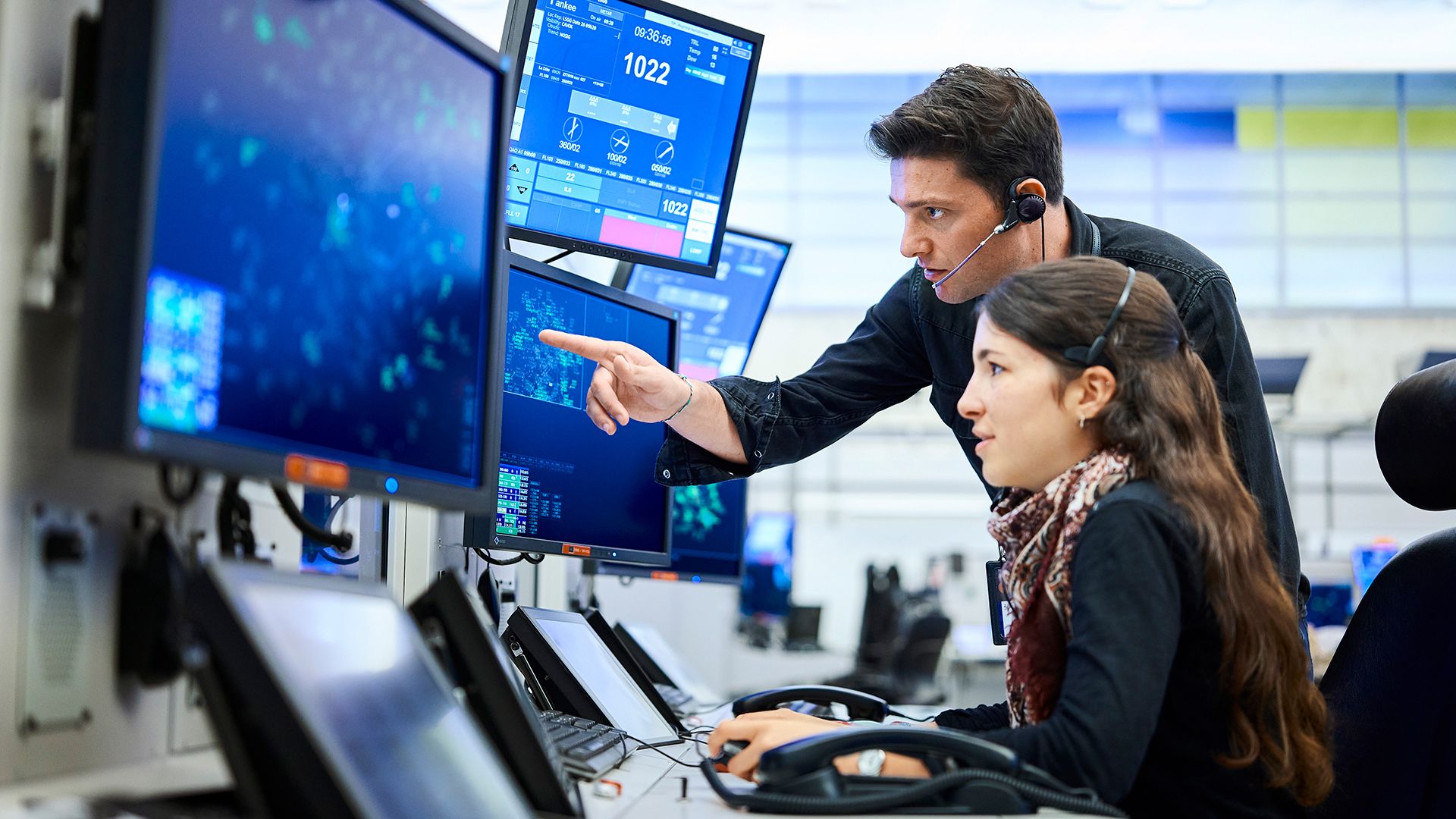 L'immagine mostra un team di controllo del traffico aereo di Skyguide al lavoro.