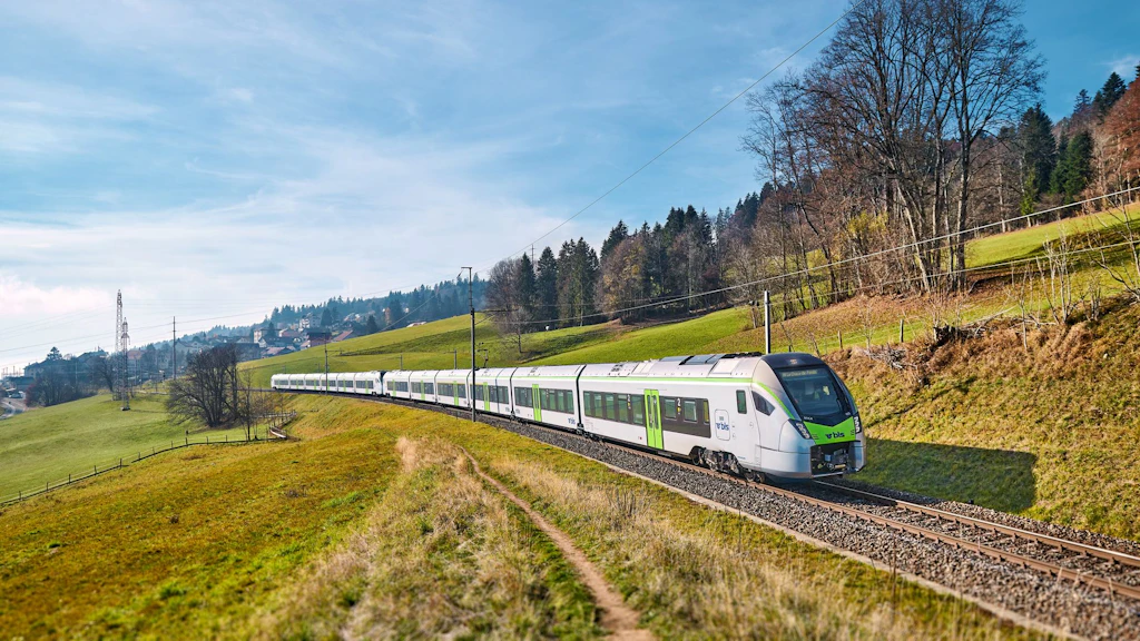 L'immagine mostra un treno della BLS.